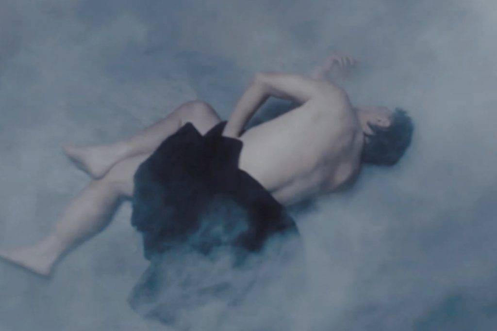 陳奕迅 Eason在MV中有半裸演出。