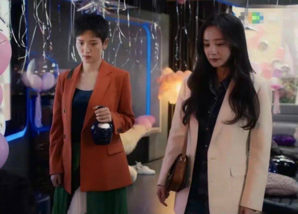 楊冪 劉愷威 楊冪 在國內劇集《愛的二八定律》中，李曉峰扮演楊冪「閨蜜」，有網民指二人只是「同事」關係，私底下非真閨蜜。