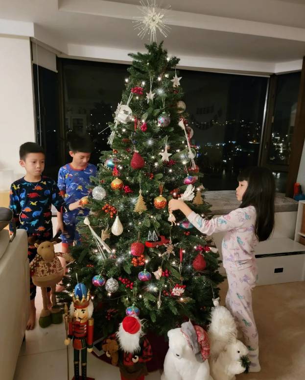 陳茵媺 陳茵媺確診冇得返屋企，三個仔女近日在家負責佈置聖誕樹。