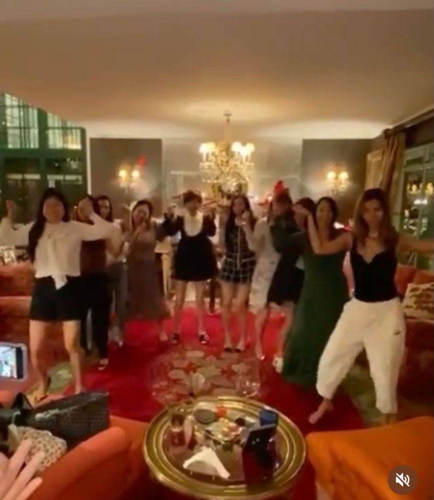 劉嘉玲 能夠容納10人以上在客廳跳舞，如此場面在劉嘉玲的豪宅經常發生。