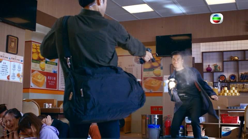 隱形戰隊 馬國明 隱形戰隊 劇情 馬國明 超能使者 超能使者 《隱形戰隊》中馬國明在一間茶餐廳發生槍戰戲。