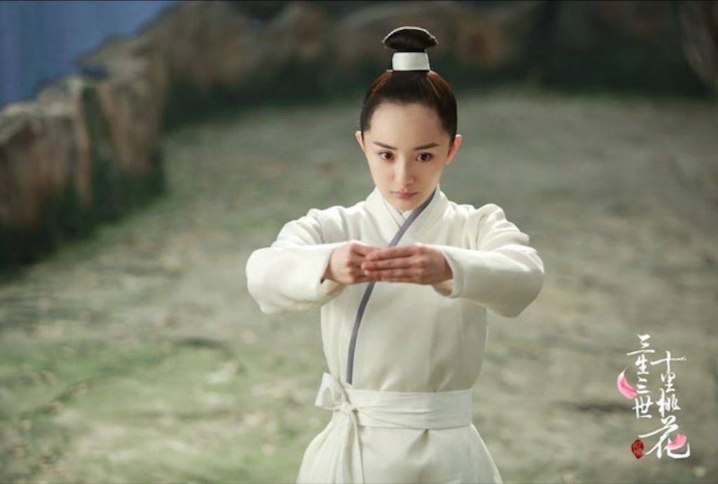 楊冪 楊冪在內地電視劇《三生三世十里桃花》，因為古裝束頭，所以暴露了勁高的髮線。