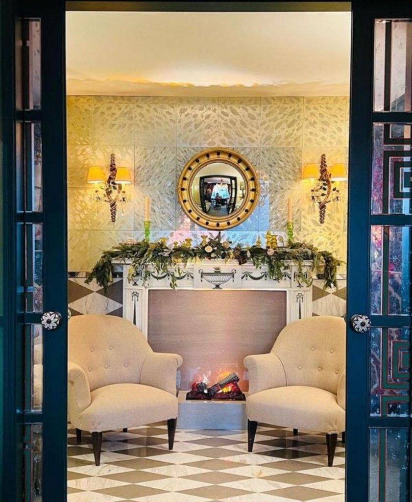 劉嘉玲 在豪宅的偏廳還有另一個壁爐，此處較為簡約以米白色為主調，給人一種輕鬆的感覺。