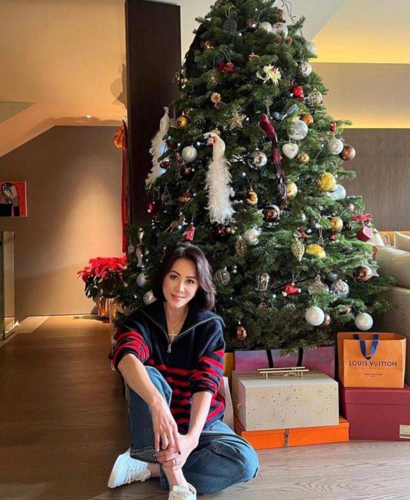 劉嘉玲 近兩米高的聖誕樹，最引人注目的還有樹下的名牌禮物盒。