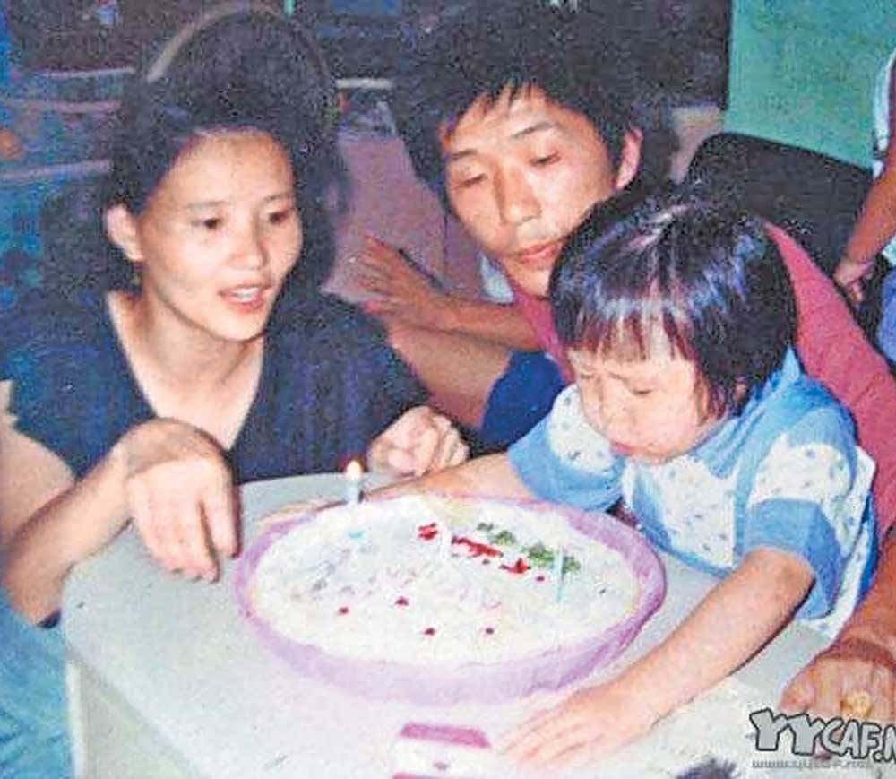 吳若希 【3歲 天生八字眉】父母贈送巨型蛋糕慶祝3歲生日，若希皺起八字眉用力吹，真係難爲了小孩！