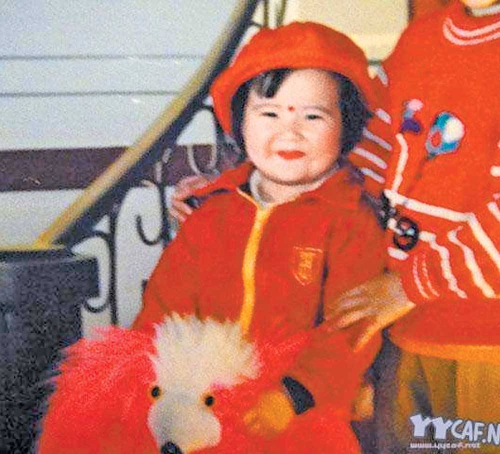 吳若希 【5歲 中華兒女】一身娘爆祖國裝束，配合萬綠叢中一點紅、面粉面和血紅小嘴，可愛不足驚嚇有餘。