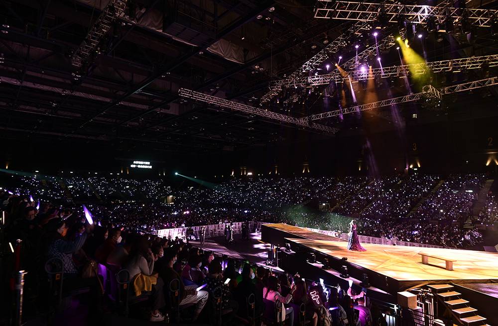 楊千嬅 雖然楊千嬅演唱會多次被傳出滯銷，但從演唱會現場來看似是全場坐滿，但原來空位以黑布遮着。