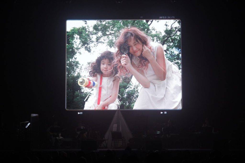 張繼聰 MV 彈弓手 plt 張繼聰 演唱會 現場播放謝安琪和女兒的片段，溫情滿載。