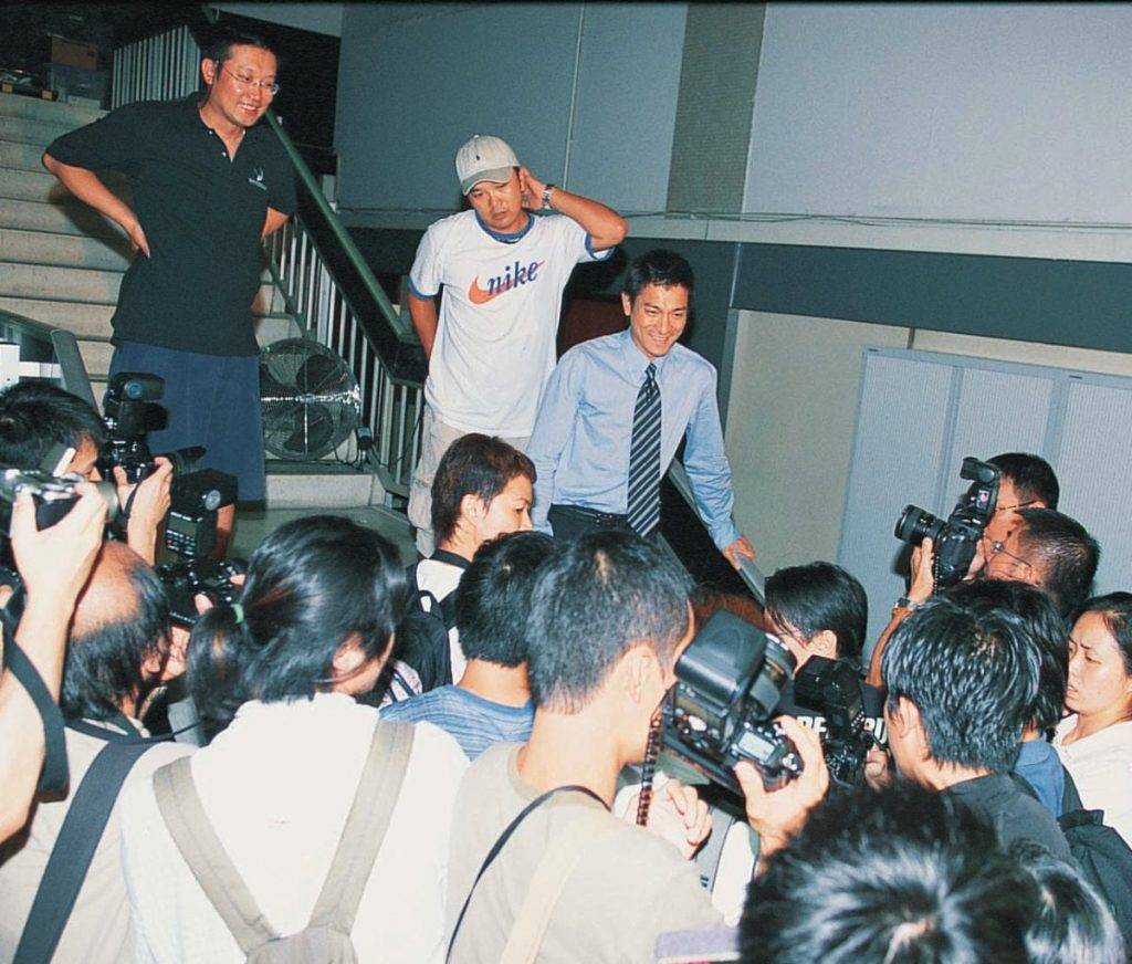 爆谷一周 劉偉強、麥兆輝和劉德華在拍攝現場被記者圍訪。