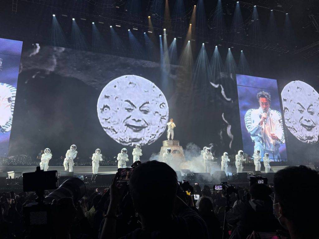 陳奕迅 Eason身穿太空衣大唱《2001太空漫遊》，更有10數個太空人舞者伴舞！