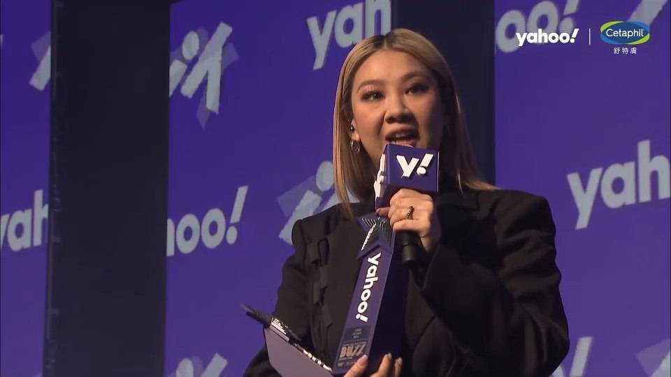 鄭欣宜 於上周舉行的《Yahoo!搜尋人氣大獎2022》中，鄭欣宜勇奪三獎包括憑《豐乳肥臀》奪跳唱歌曲、憑《先哭為敬》奪十大人氣歌曲，還有本地女歌手大獎。