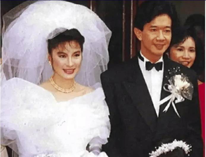 楊紫瓊 金球獎 楊紫瓊與潘迪生於1988年結婚，但三年後就因不慣少奶奶生活而離婚。