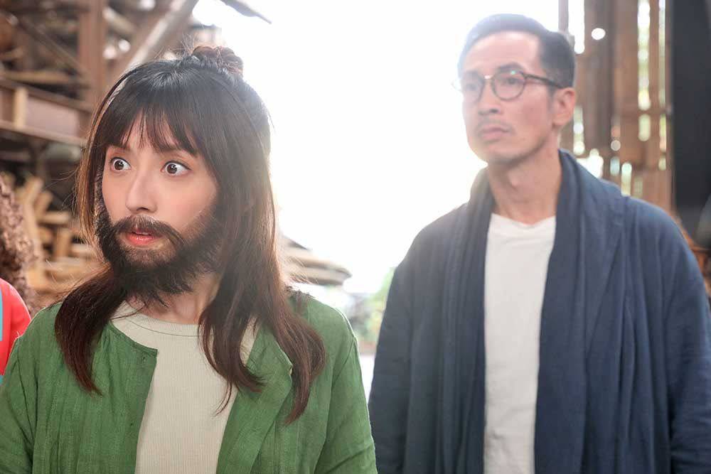 新四十二章 龔嘉欣 在TVB的劇照發相中，已睇到龔嘉欣的黐鬚出現不少膠紙痕跡披晒口。