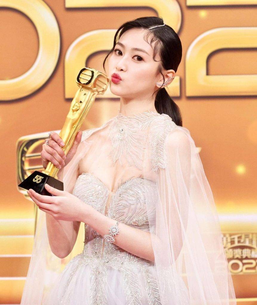 無綫 排名 郭柏妍 郭柏妍日前於《萬千星輝頒獎典禮2022》中，首次獲提名即打低多名前輩奪得「飛躍進步女藝員」。