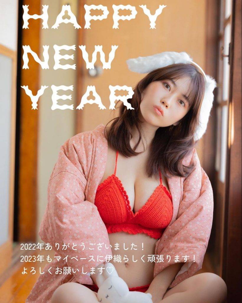 寫真女星 伊織穿著一身喜慶的紅裝，恭祝大家「Happy New Year」。