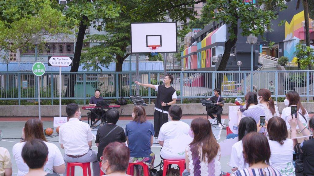 吳業坤 坤哥喺籃球場搞街坊演唱會。