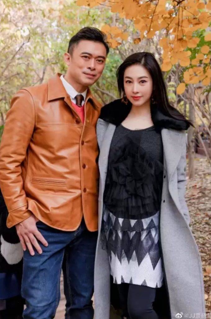 JJ 新一年元旦日，昔日電眼女神JJ賈曉晨晒出與老公樊少皇的幸福合照，點知惹來「離婚」疑惑。