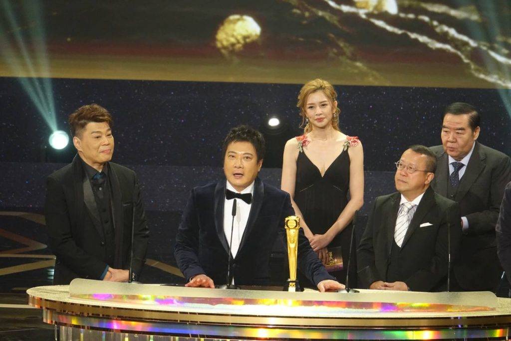 曾志偉 當晚由鄭則仕宣布《開心無敵獎門人》獲得「最佳綜藝節目」獎，大師兄錢嘉樂表示非常感謝曾志偉。