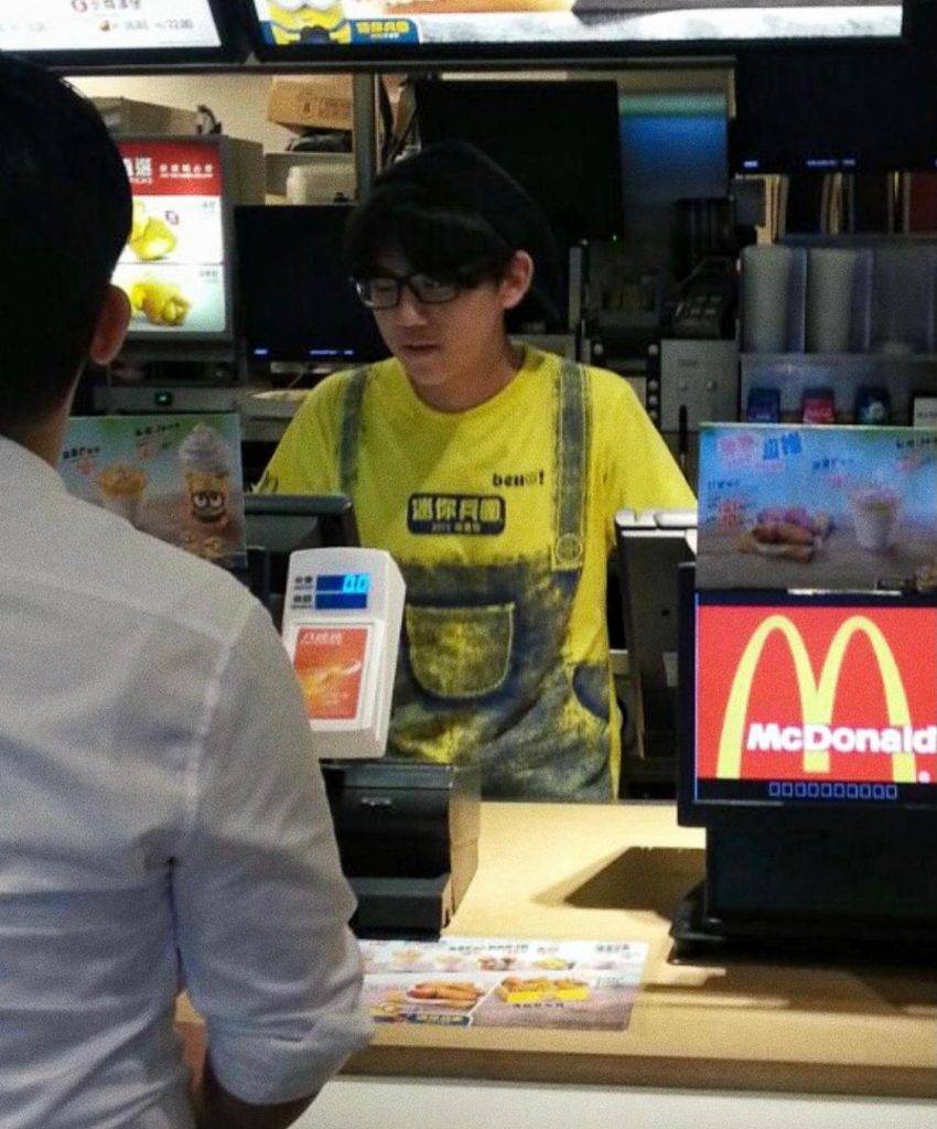 姜濤 當年姜濤還在快餐店做收銀員，今日該快餐店就課金畀姜濤拍廣告。