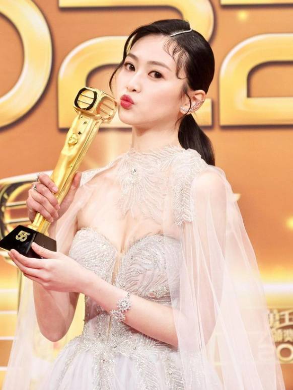 蘇民峰 25歲的郭柏妍剛於台慶頒獎禮勇奪「飛躍進步女藝員」，成為新一代力捧花旦，除了拍劇，郭柏妍更有份參與電影《驅魔龍族馬小玲》的拍攝，前途無可限量。