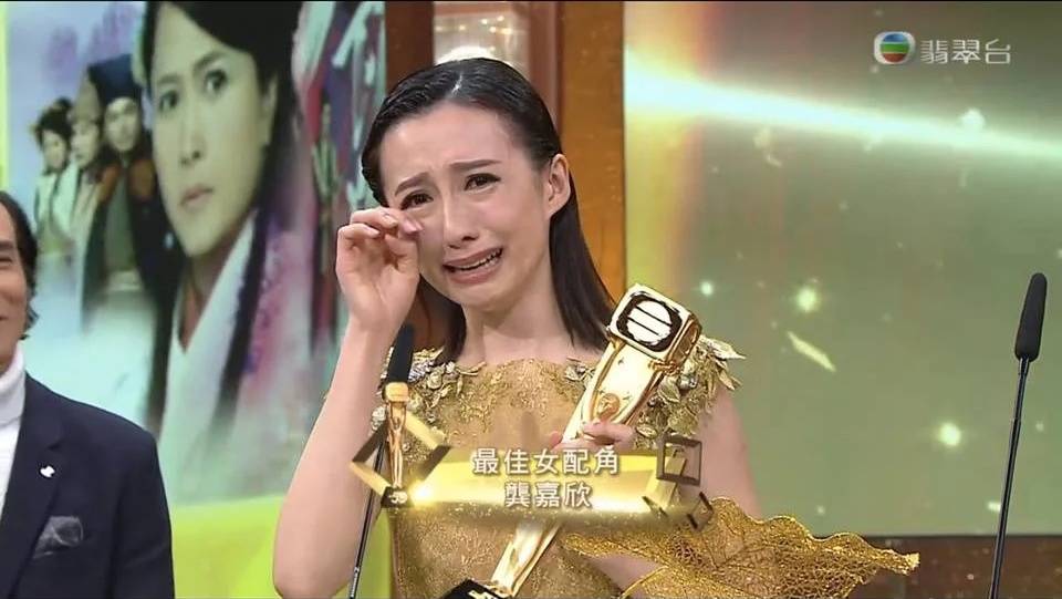 新四十二章 龔嘉欣 龔嘉欣2016年終憑劇集《幕後玩家》首度贏得台慶頒獎禮最佳女配角，令她開始踏上女一之路。