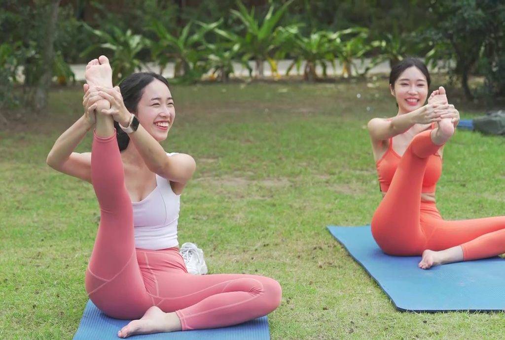 自然系女子旅行 二人嘗試做出各種瑜伽動作。