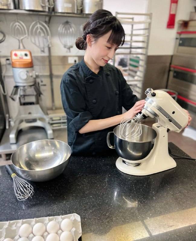 龔嘉欣 日本 龔嘉欣 近年龔嘉欣亦努力學整甜品，成為蛋糕店的老闆娘與生招牌。