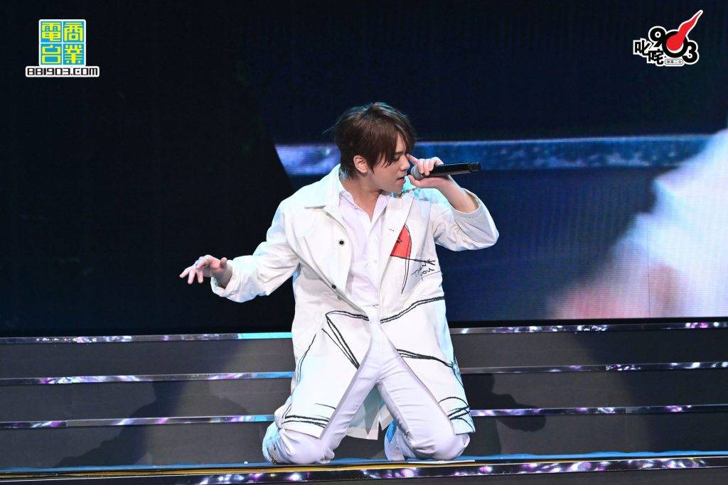 肥姜再現身 成隊齊人 叱咤樂壇 頒獎典禮 姜濤因《鏡中鏡》獲得「專業推介．叱咤十大」的第四位。