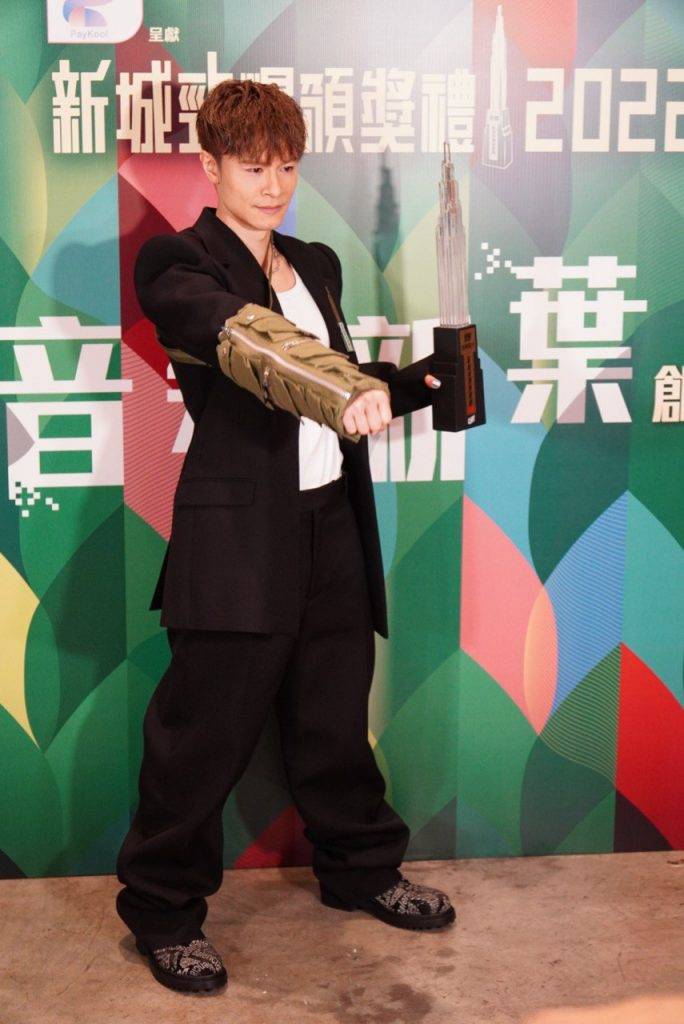 新城勁爆頒獎禮2022 陳健安表示「跛手」造型只是服裝的一部分，叫大家不用擔心。