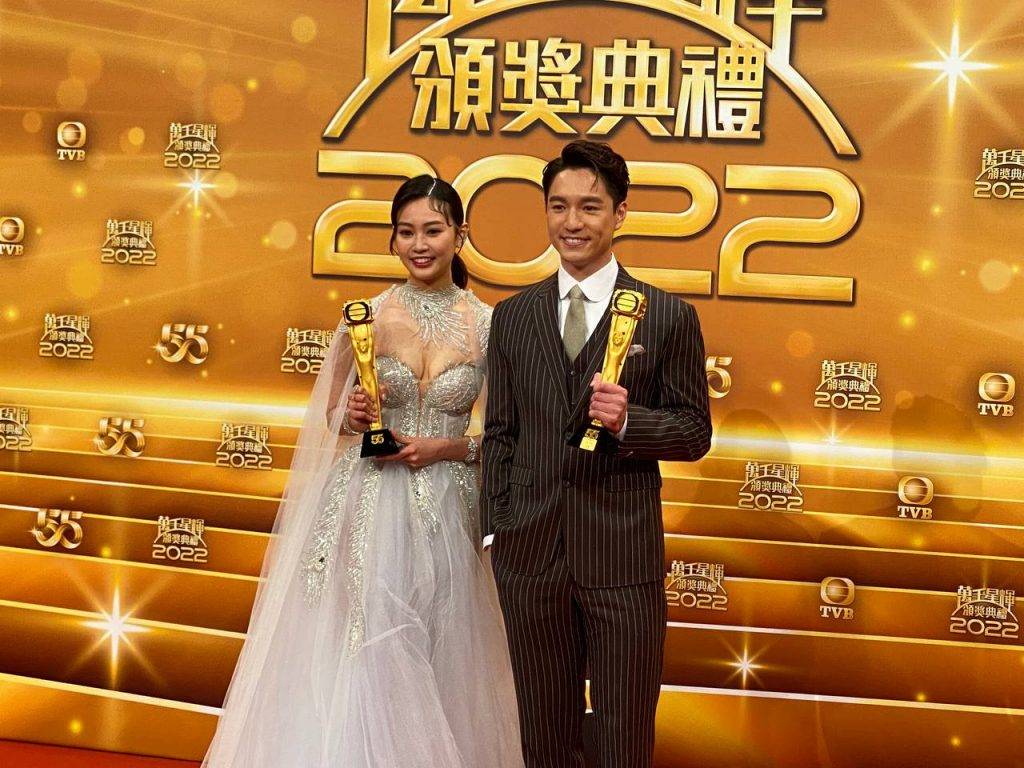 吳偉豪 萬千星輝頒獎典禮 兩位應屆飛躍男女藝員。