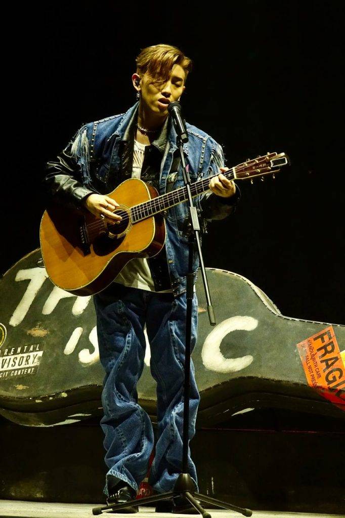 mc張天賦 演唱會 MC張天賦 MC在演唱會初段率先演繹其他歌手的名曲，其中更自彈自唱李榮浩的《喜劇之王》。