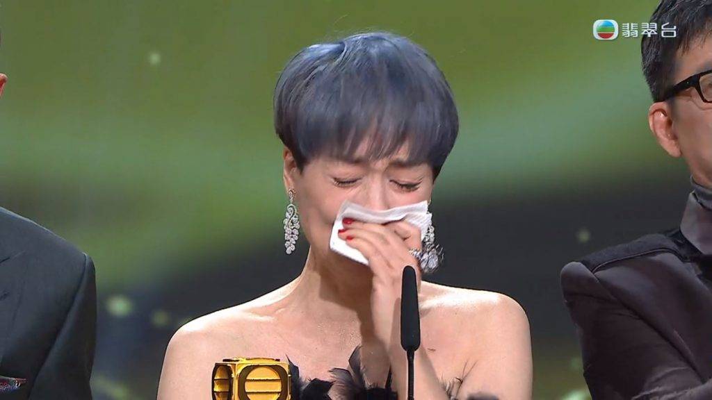 萬千星輝頒獎典禮 得獎名單 江美儀憑《下流上車族 》奪最佳女主角，感觸落淚。