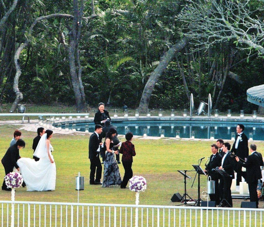 李嘉欣 許晉亨 大劉 plt 嘉亨婚禮在市值7億的石澳許家大宅舉行，現場有樂隊伴奏，在雙方家長見證下，二人正式結為夫婦。