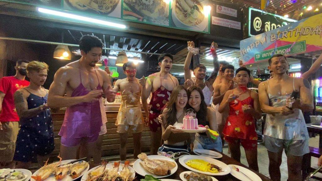 請一日假去旅行 猛男包圍 何沛珈做足資料搜集，鎖定在位於曼谷的猛男海鮮餐廳為李芷晴慶生。