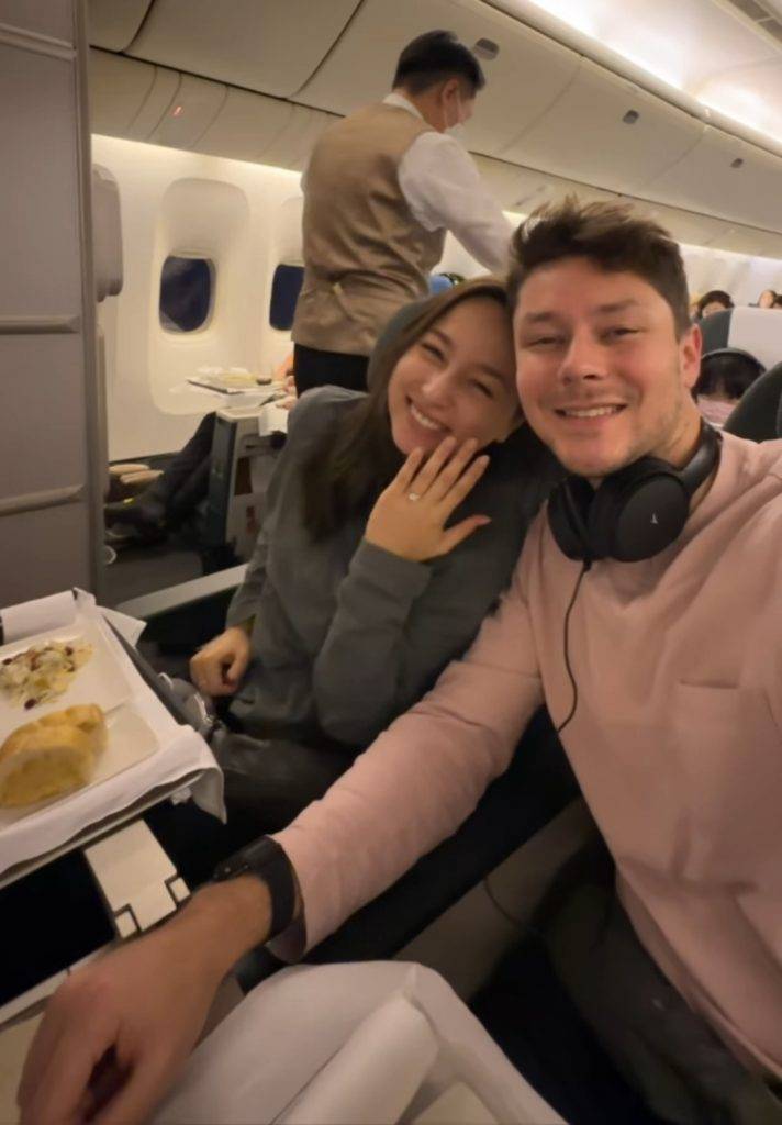 1人婚禮 上到機飛返香港時，仍在不停晒鑽戒，笑得勁開心。