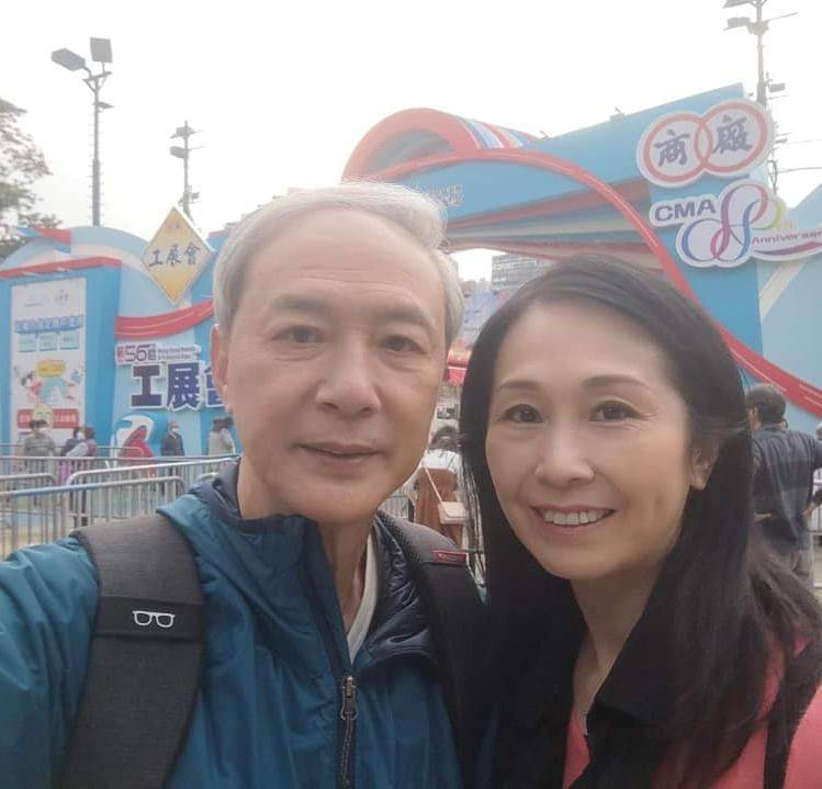 愛回家 陳榮峻2015年開始與吳香倫拍拖，到2018年拉埋天窗，至今已結婚四年多。