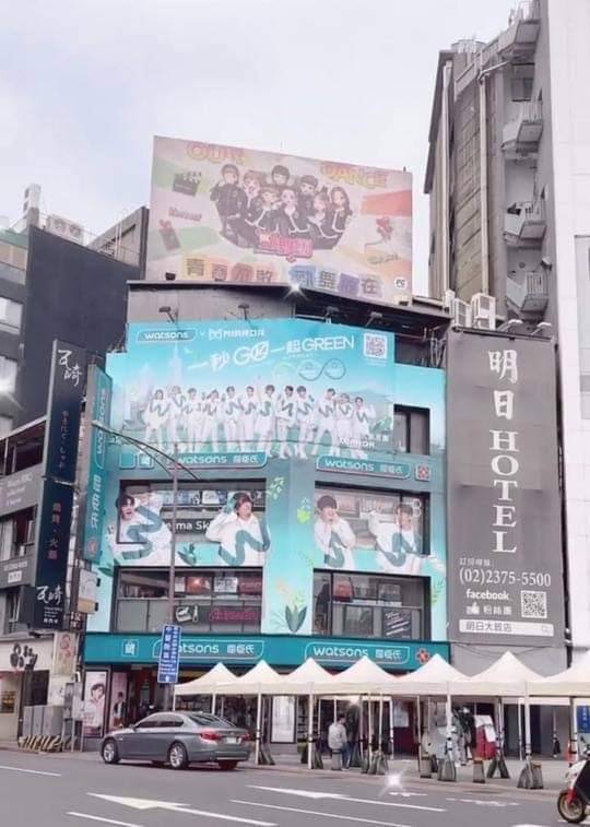 MIRROR 今次主辦方在台北西門町的屈臣氏外墻貼出MIRROR的超大型海報廣告