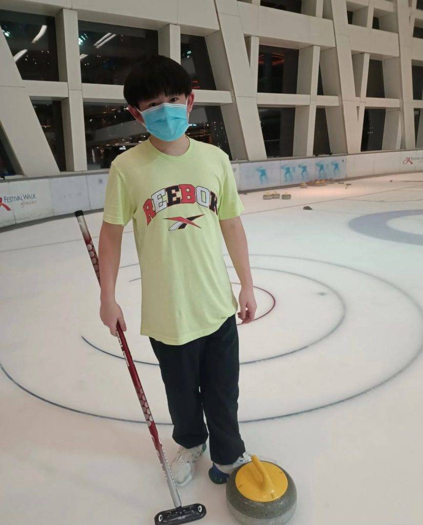 鄭耀軒 近年耀B刻意減產，立志成為冰壺運動員，不時抽空上堂練習。