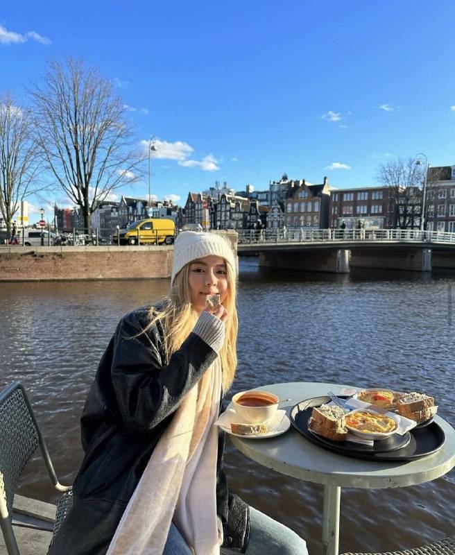 kayan 林千渟在荷蘭棚屋前歎早餐。