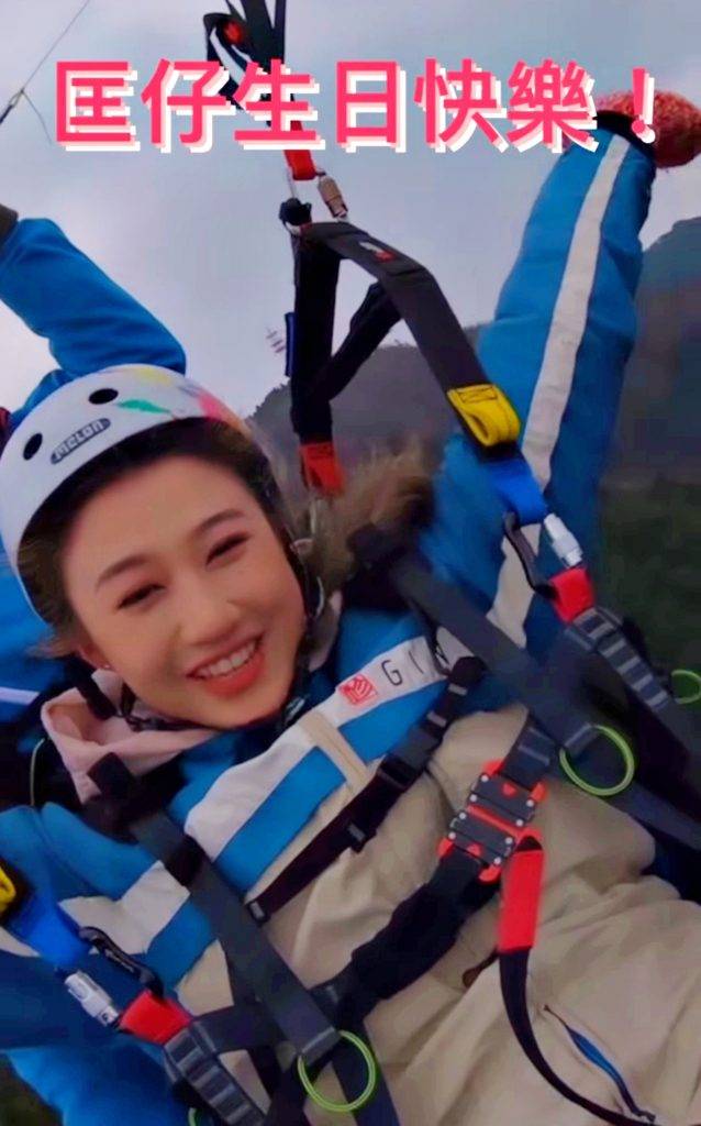 女遊日本 賭命夫妻 女遊日本 體驗滑翔傘當日正是Luna老公匡仔生日，她豁出去在高空中同老公大聲講生日快樂。