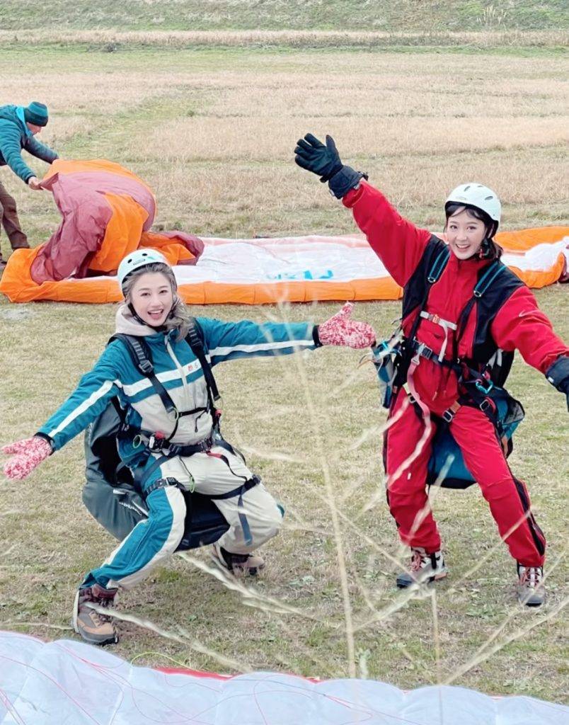 女遊日本 賭命夫妻 女遊日本 Luna同Zoe都好難忘今次玩滑翔傘的體驗。