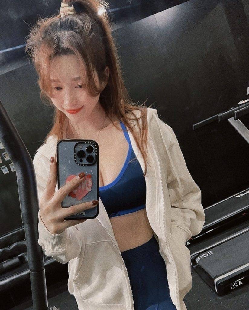 李蔓瑩 Renee不忘自拍紀錄自己做完Gym後的滿足感。