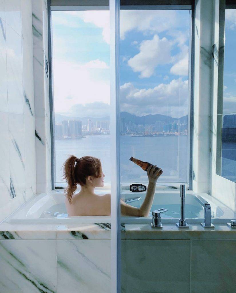 李蔓瑩 Renee到酒店Staycation的指定動作必定是拍浴照。