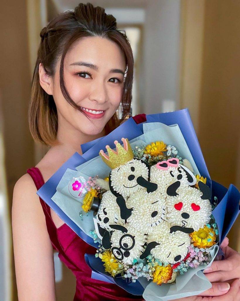 江嘉敏 江嘉敏表示今次第一次在元宵節收可愛的花禮物，每一朵花仲要係江嘉敏最喜歡嘅Snoopy公仔。