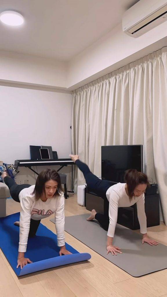 江嘉敏 江嘉敏日前邀請了瑜伽導師到家中一起做運動。