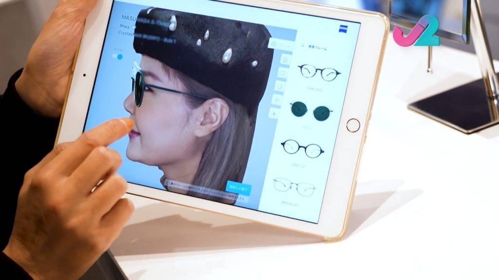 解風東京 掃描後亦唔需要逐副眼鏡戴上，可以直接在iPad上為自己試戴不同款式的眼鏡