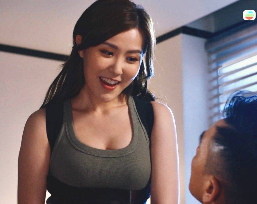 TVB性感女星 傅嘉莉 劉佩玥本身上圍好有料，所以只係著小背心，已經製造出逼爆的效果。