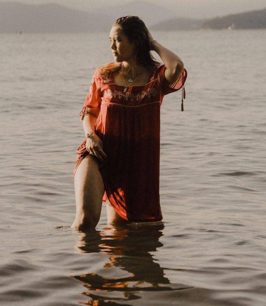 鍾麗緹 在水中央嘅Yasmine件裙濕晒，變得半透明。
