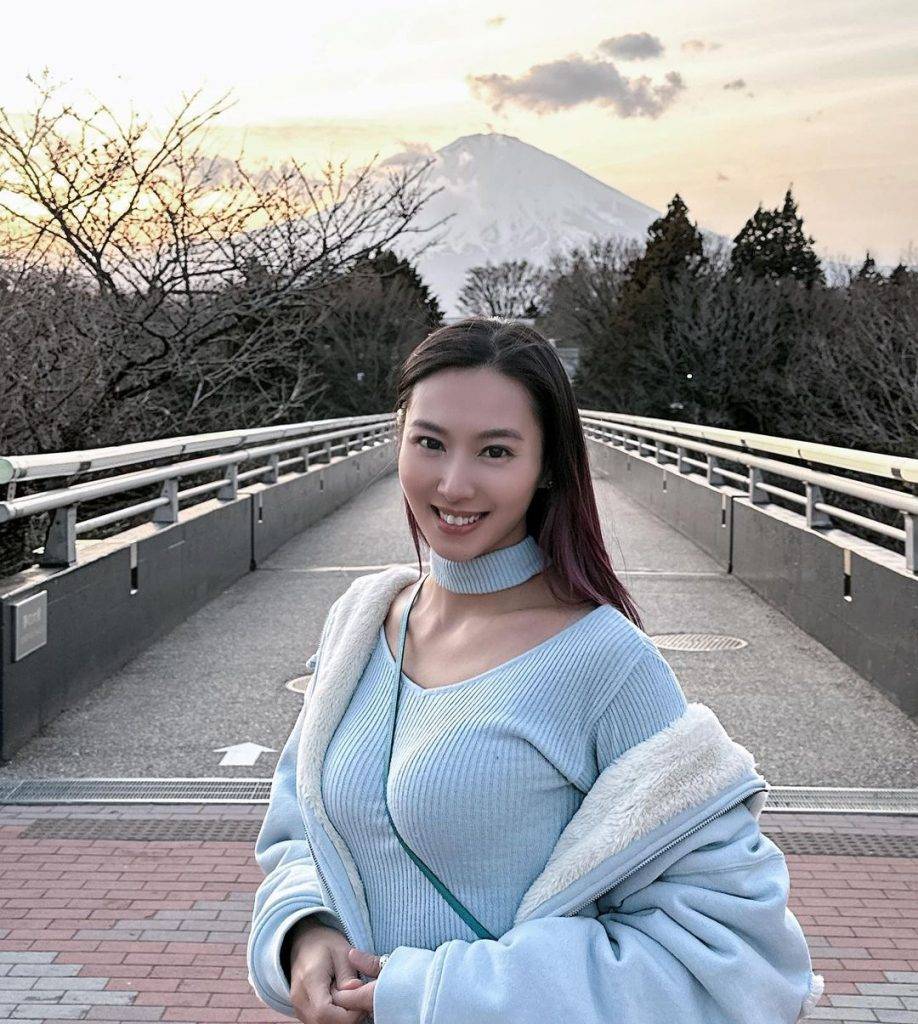 莊韻澄 莊韻澄早前表示做了推胸療程，令上圍升Cup至32F，在富士山前，她就孭住邪惡斜孭袋，盡騷Quali。