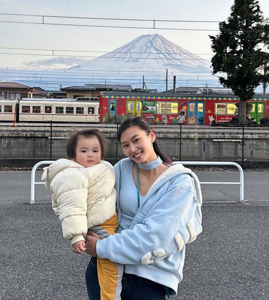 莊韻澄又大晒同囝囝波子在富士山下的合照，現在波子已有兩歲大。